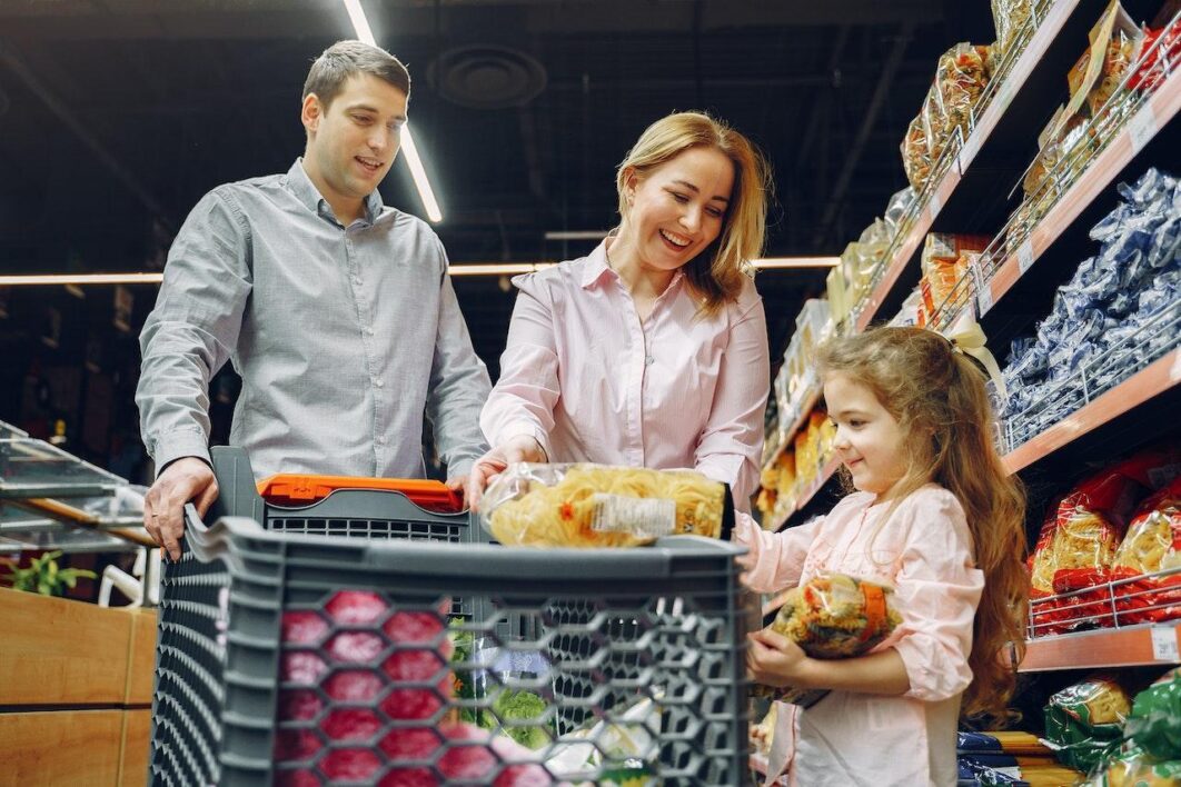 how late is the closest grocery store open